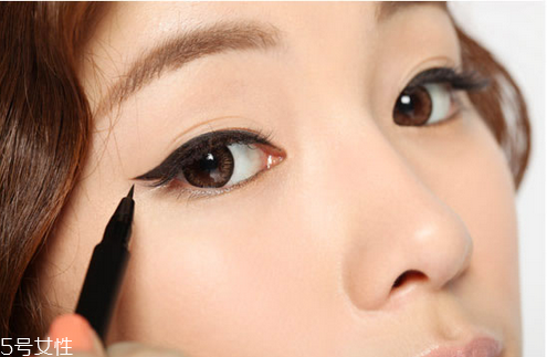 眼線筆什么顏色好看？眼線液的畫法步驟