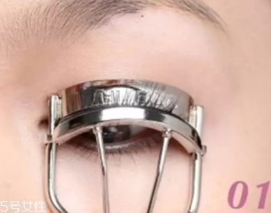 睫毛夾可以不涂睫毛膏嗎？