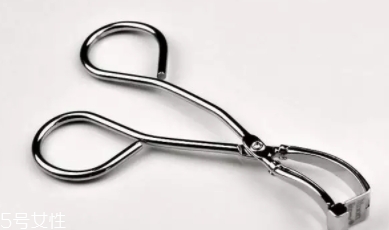 睫毛夾可以不涂睫毛膏嗎？