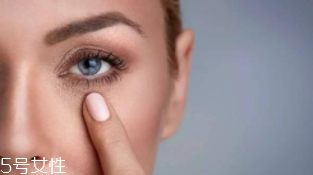 眼霜不可以來回涂抹嗎？這樣不如不涂