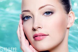 美白精華只能晚上用嗎？白天要做好防曬