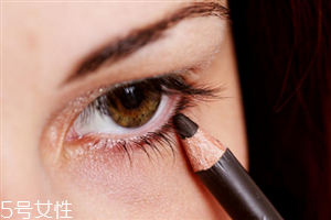 初學者怎么畫眼線好？教你如何正確畫完整眼妝