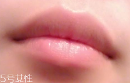 潤唇膏能用手涂嗎？效果不好還不衛(wèi)生