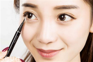 眼線筆什么顏色好看？眼線液的畫法步驟
