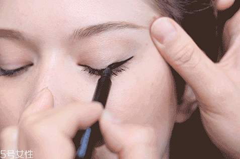 眼線筆什么顏色好看？眼線液的畫法步驟