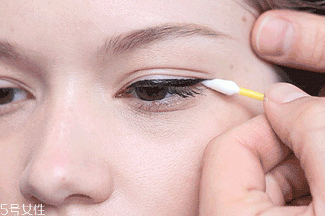 眼線筆什么顏色好看？眼線液的畫法步驟
