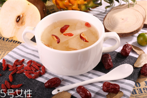 冰糖雪梨梨子能吃嗎？梨和什么一起煮著吃最好？