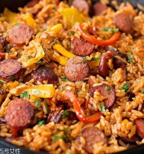 自制臘腸的家常做法 只要一個(gè)塑料瓶自制美味臘腸 自制臘腸的家常做法 只要一個(gè)塑料瓶自制美味臘腸