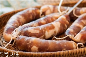 自制臘腸的家常做法 只要一個(gè)塑料瓶自制美味臘腸 自制臘腸的家常做法 只要一個(gè)塑料瓶自制美味臘腸