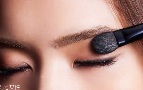 眼線液哪個牌子好用不暈染？眼角下垂畫眼線圖解 