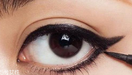 初學者怎么畫眼線好？教你如何正確畫完整眼妝