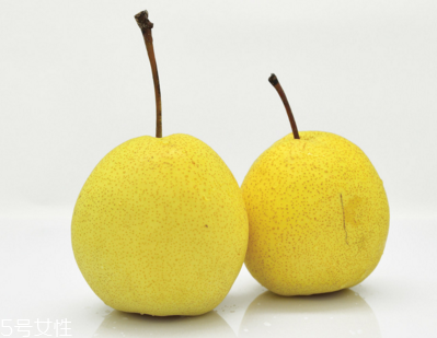 煮梨水要去皮嗎？喝梨水的好處