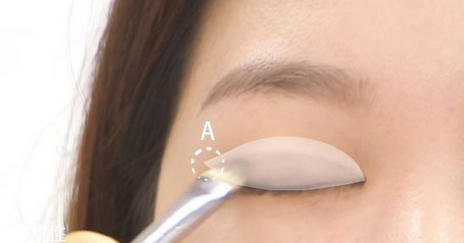 眼線液哪個牌子好用不暈染？眼角下垂畫眼線圖解 