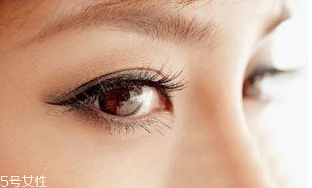 眼線液和眼線筆哪個(gè)好用？眼線長(zhǎng)度決定風(fēng)格