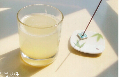 煮梨水要去皮嗎？喝梨水的好處