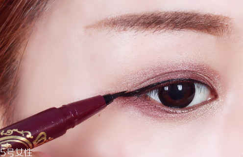 眼線(xiàn)筆硬頭和軟頭的哪個(gè)好用？單眼皮眼妝教程