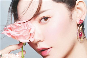 適合畫桃花妝的眼影有哪些？單眼皮桃花妝畫法步驟