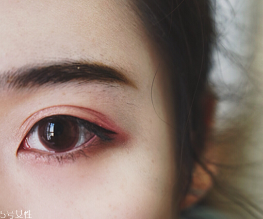 適合畫桃花妝的眼影有哪些？單眼皮桃花妝畫法步驟