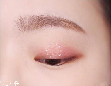 適合畫桃花妝的眼影有哪些？單眼皮桃花妝畫法步驟