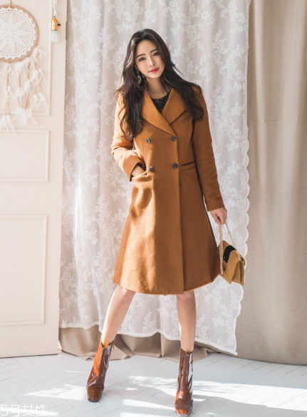 雙排扣大衣怎么搭配？塑造干練女人味