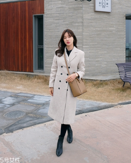 雙排扣大衣怎么搭配？塑造干練女人味