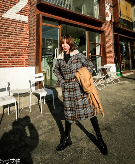 雙排扣大衣怎么搭配？塑造干練女人味