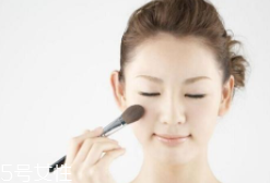 腮紅先還是散粉先？粉狀腮紅用在散粉之后