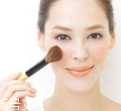 腮紅先還是散粉先？粉狀腮紅用在散粉之后