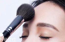 蜜粉可以用在唇部嗎？蜜粉可打造霧面雙唇