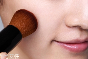 粉底露怎么上妝？底妝刷上妝攻略