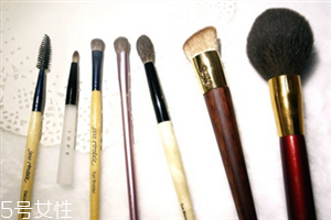 如何清洗化妝刷？眼影刷的選擇與使用方法