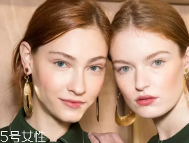 胭脂粉和腮紅膏哪個(gè)更好上色？胭脂粉適合油皮