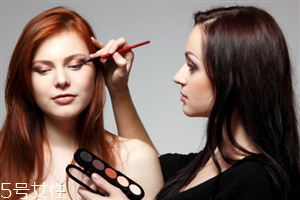 單色眼影怎么畫(huà)好看？不飛粉的眼影推薦