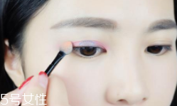 眼影粉和眼影膏哪個(gè)好？眼影粉適合干皮