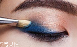 眼影粉和眼影膏哪個(gè)好？眼影粉適合干皮