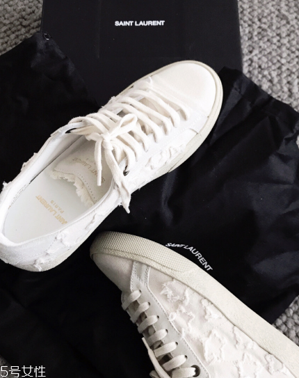 圣羅蘭小白鞋怎么樣？女明星的街拍利器