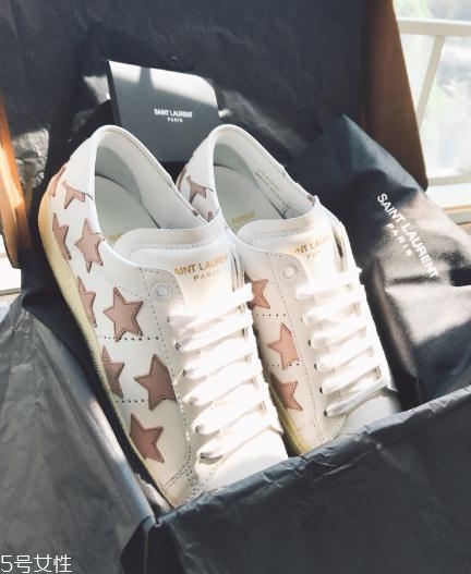 圣羅蘭小白鞋怎么樣？女明星的街拍利器