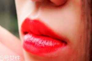 唇膏怎么涂出豐唇？唇中點珠光