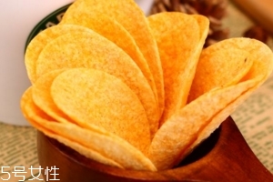 薯片掉到地上可以撿起來吃嗎？這樣衛(wèi)生嗎？