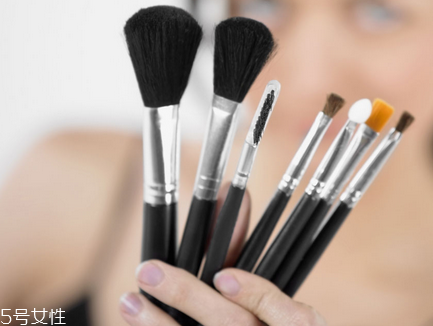 洗化妝刷要用什么洗？選購(gòu)化妝刷誤區(qū)