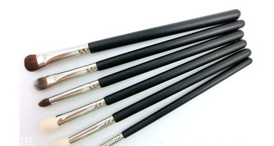 眼影刷和眼影棒哪個(gè)值得買？眼影刷水貂毛最好