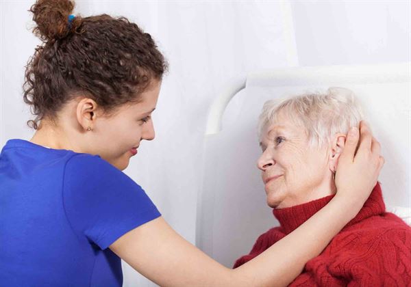 老人得了癌癥怎么安慰 3招穩(wěn)定情緒 老人得了癌癥怎么安慰 3招穩(wěn)定情緒