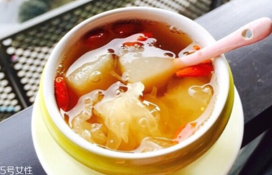 冰糖雪梨是喝水還是吃梨？冰糖雪梨的功效與作用