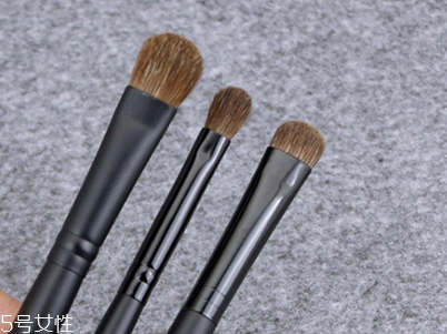 如何清洗化妝刷？眼影刷的選擇與使用方法
