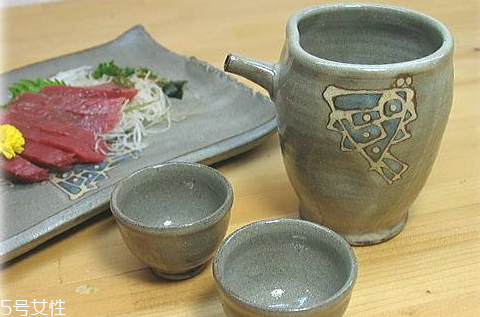 屠蘇酒在什么時(shí)候飲用 除夕之夜必備 屠蘇酒在什么時(shí)候飲用 除夕之夜必備