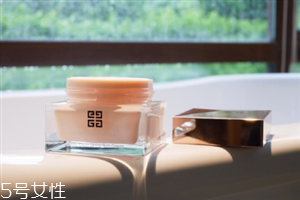 紀(jì)梵希少女面霜適合多大年齡？還你一個(gè)少女肌