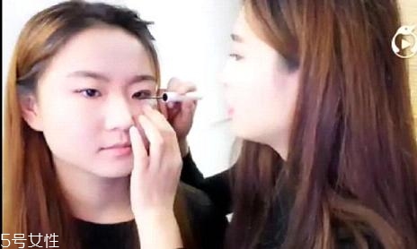 內(nèi)雙怎么畫眼線？內(nèi)雙眼皮畫眼妝技巧