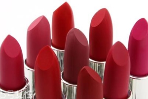 中年女性如何挑選口紅色號(hào)？帶藍(lán)色調(diào)唇色最美