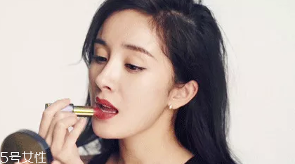 中年女性如何挑選口紅色號(hào)？帶藍(lán)色調(diào)唇色最美