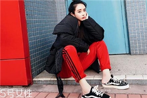 紅色褲子配什么顏色上衣？搭配對(duì)顏色才不會(huì)俗氣